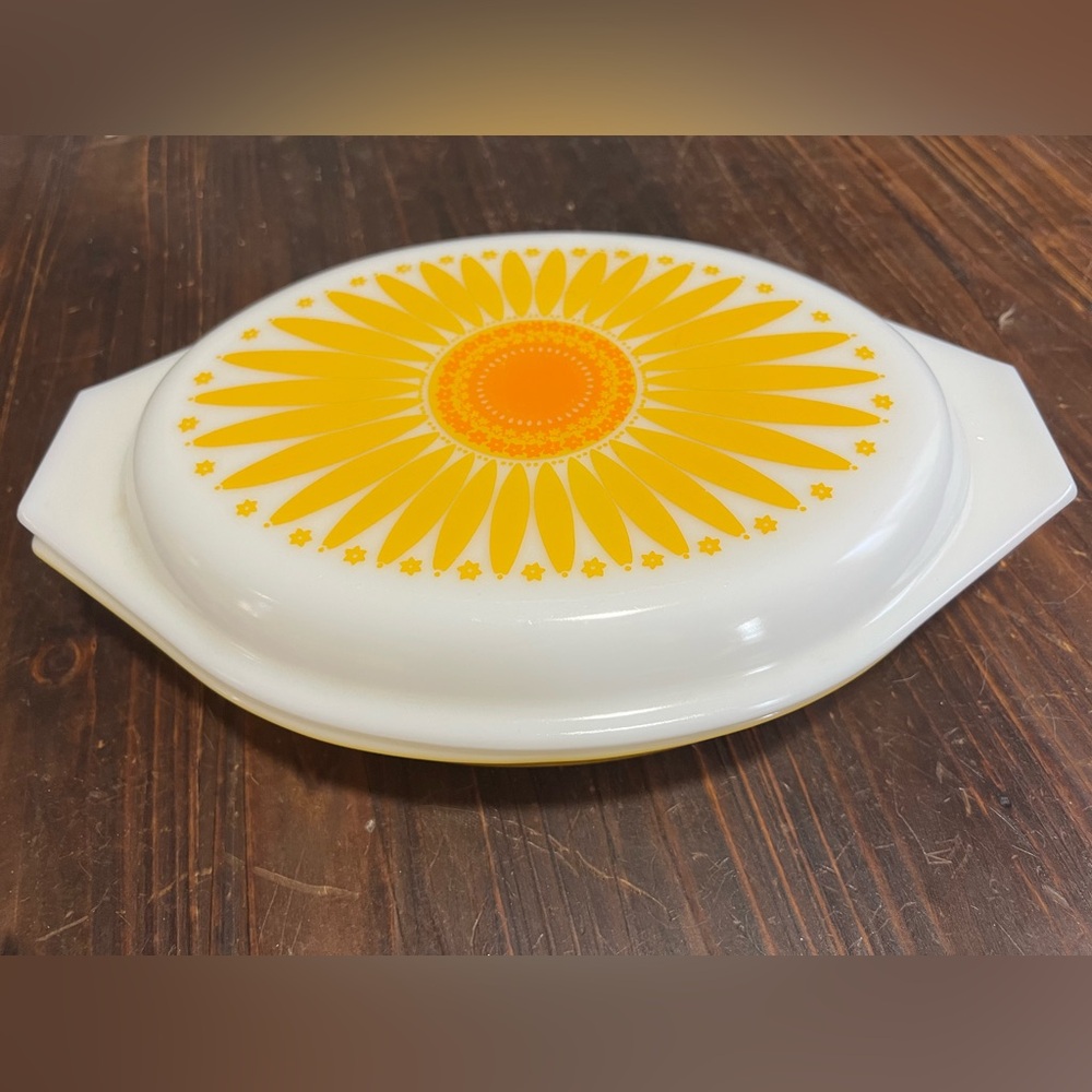 Vintage Pyrex 1968 Daisy Casserole Dish with Lid